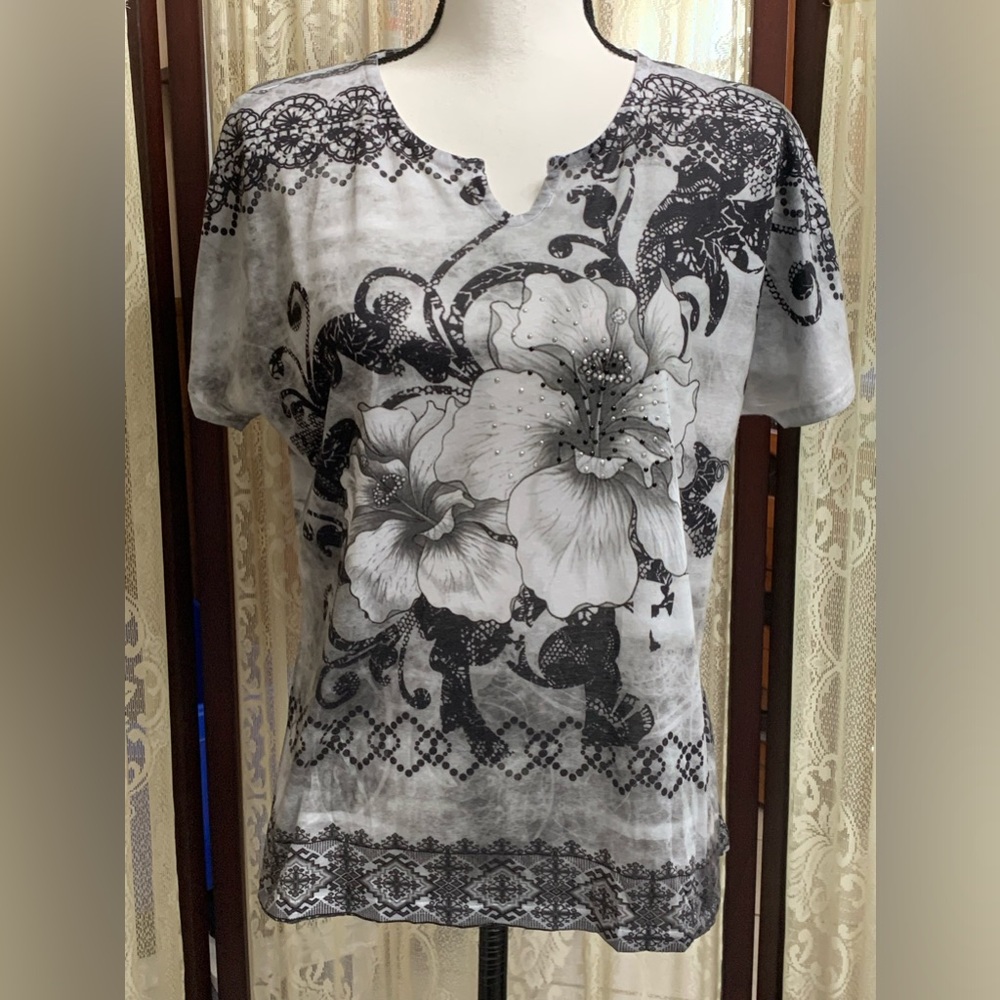 BRECKENRIDGE BEDAZZLED S/S TOP - SZ MEDIUM